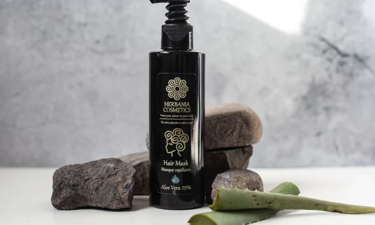 Herbania Kosmetik Produktbild mit Haarmaske in Flasche aus R-PET